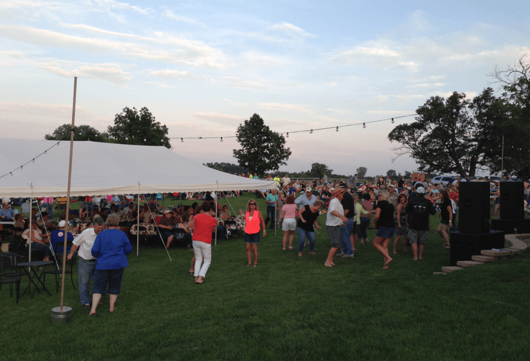 Ardon Creek Vineyard nd Winery Music in the Vineyard Muscatine Iowa